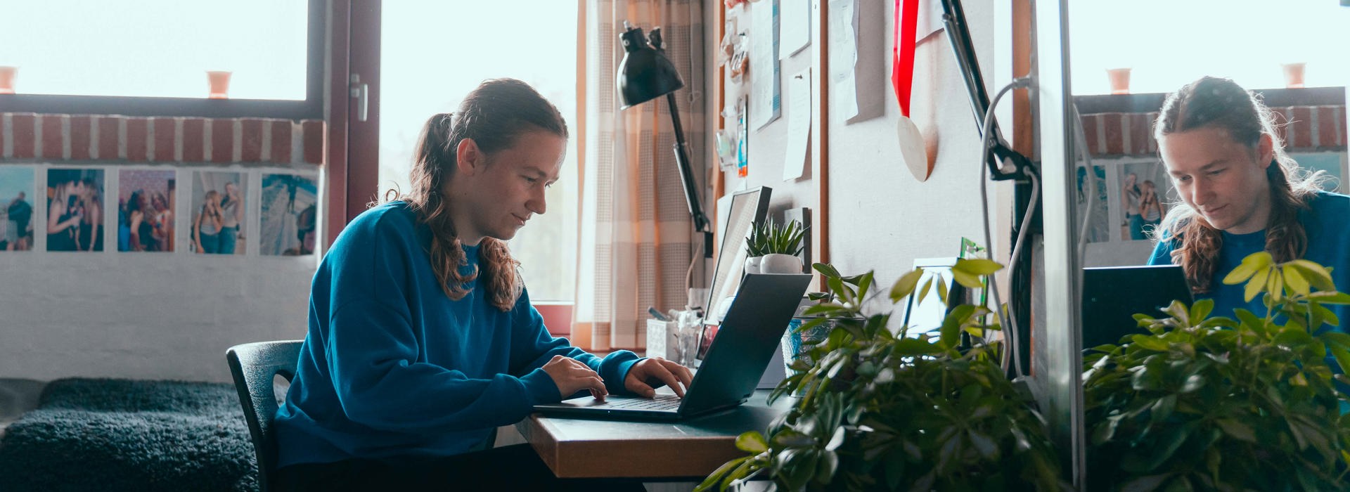 Arbejder på værelset zoomet ud