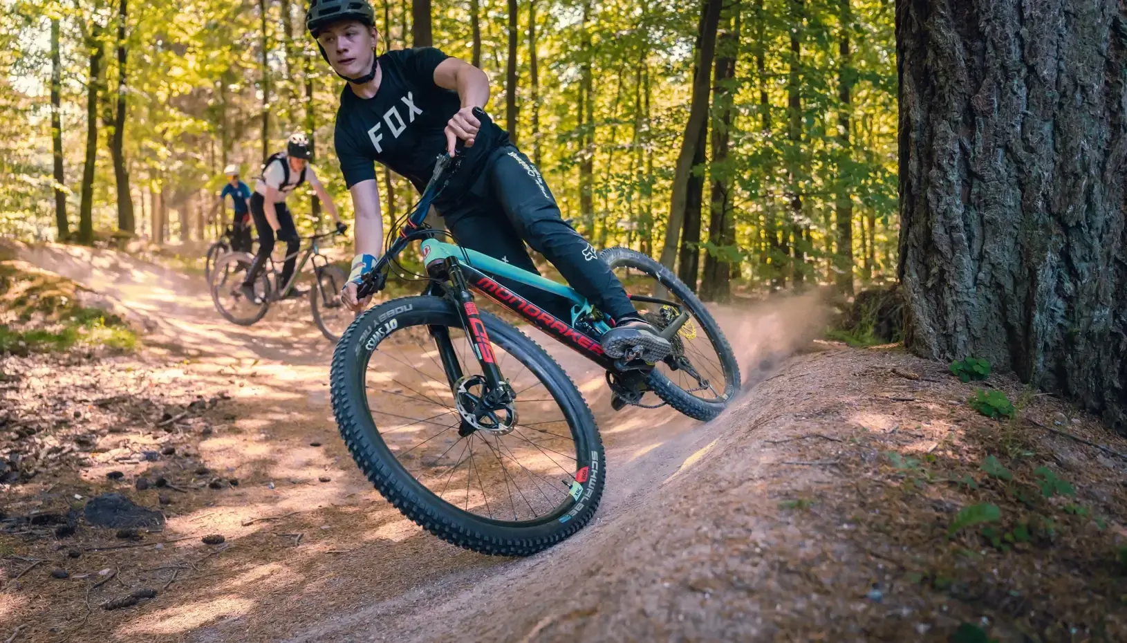 Mountain bike kører ned af bakke