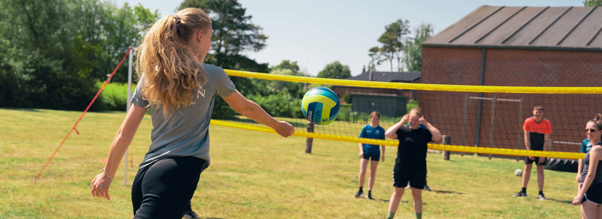 Elever spiller volleyball