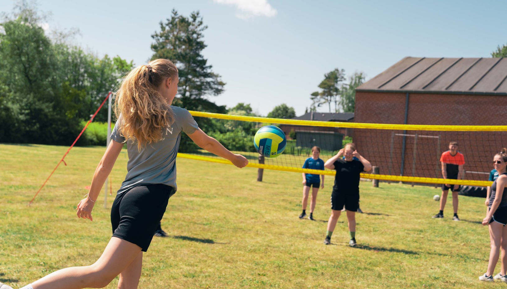 Elever spiller volleyball