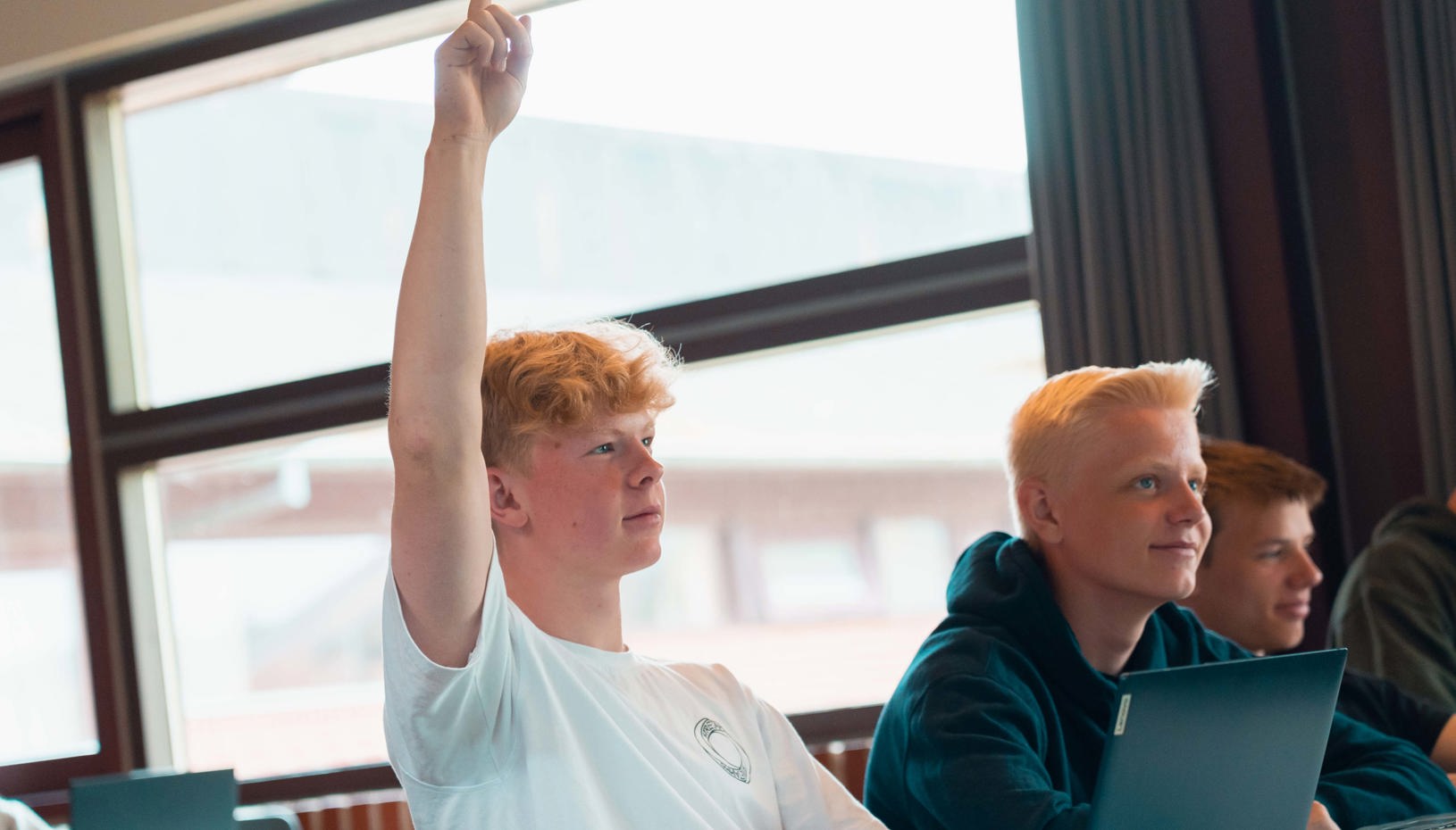 dreng rækker hånden op